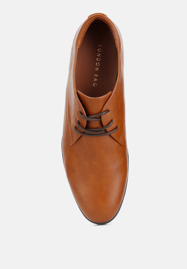 Dark brown Finch men's minimalist derby shoes by London Rag, featuring sleek design and smooth leather finish.